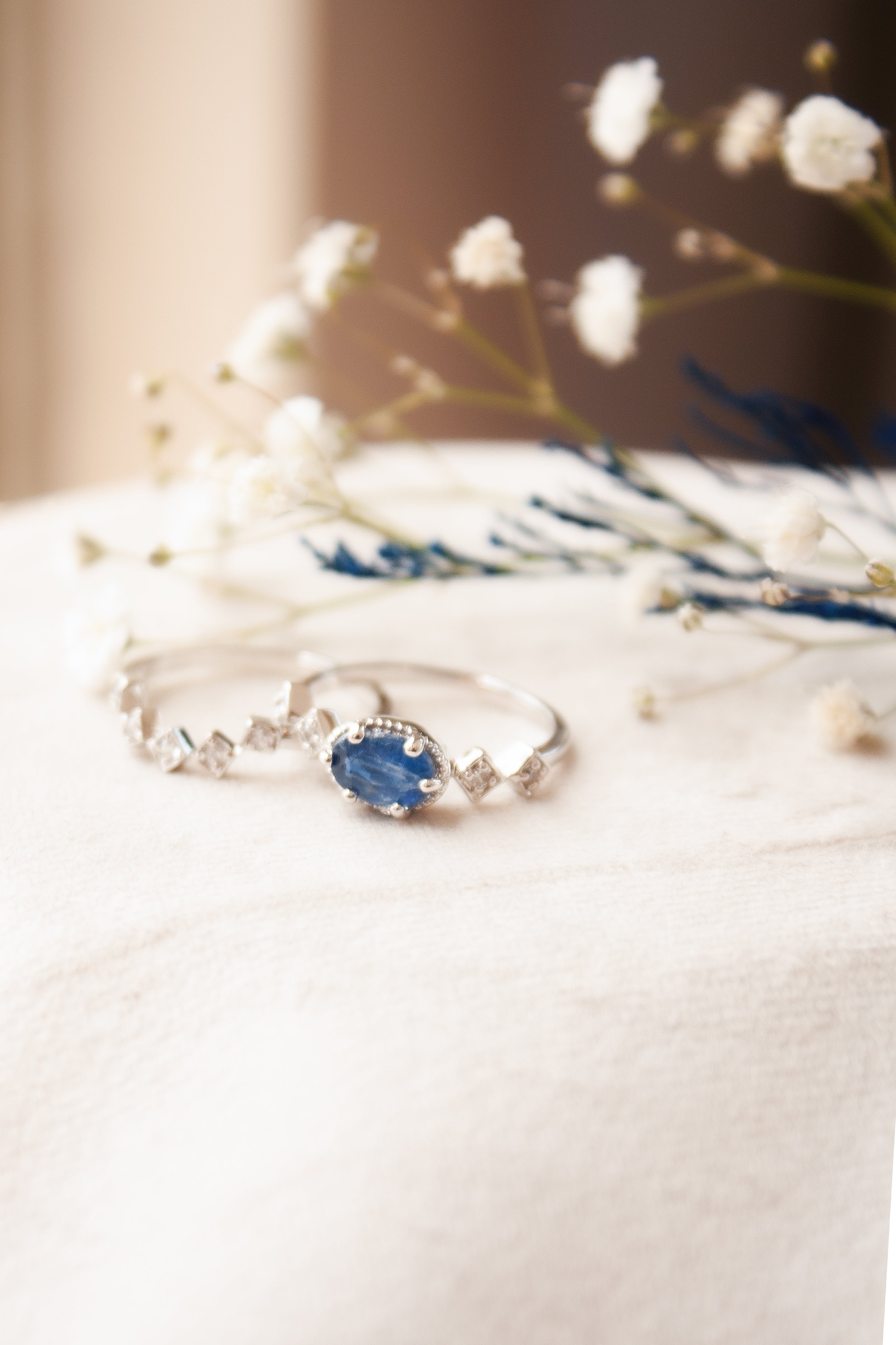 Anillo Nora con Cianita azul y cubierta en Rodio