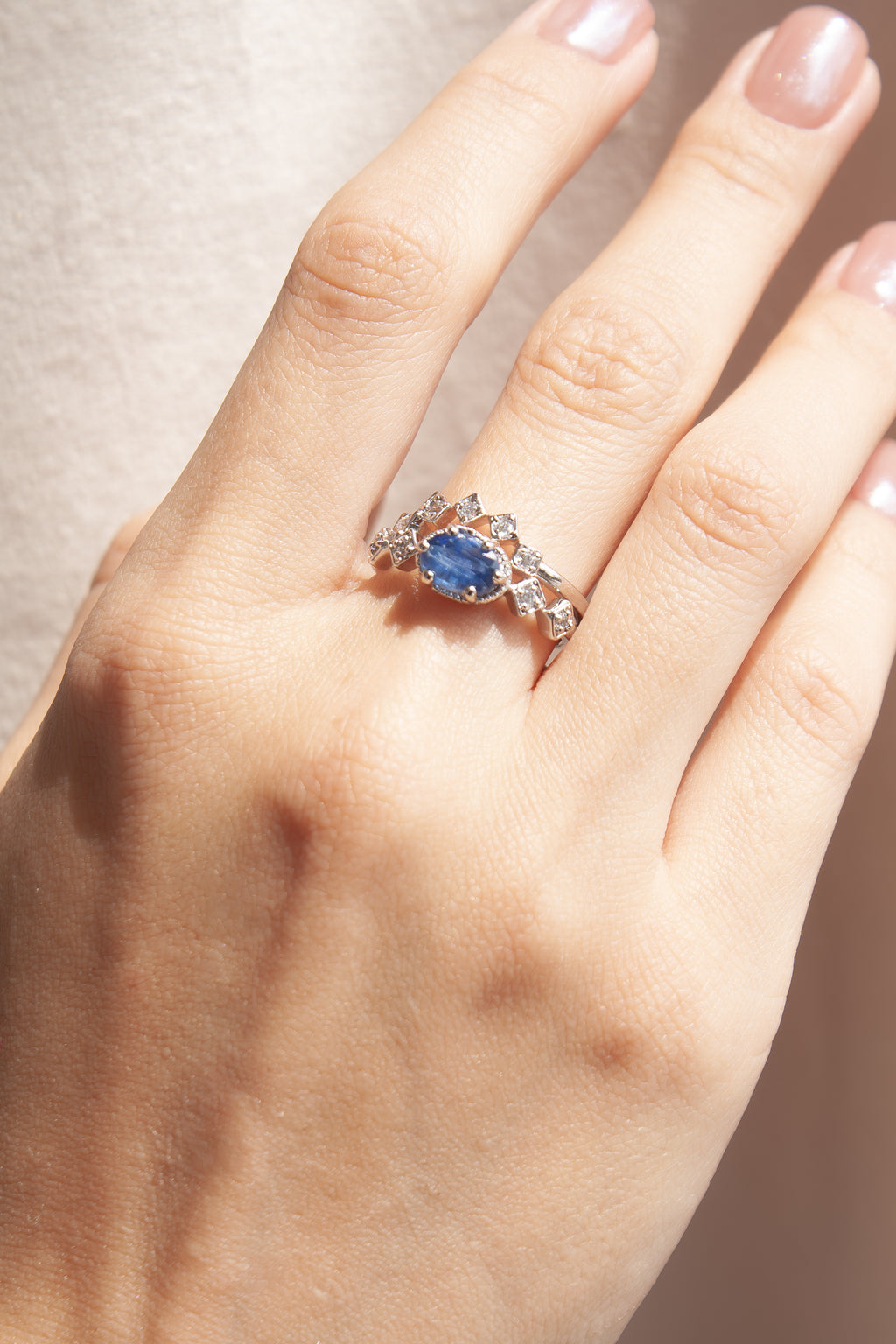 Anillo Nora con Cianita azul y cubierta en Rodio