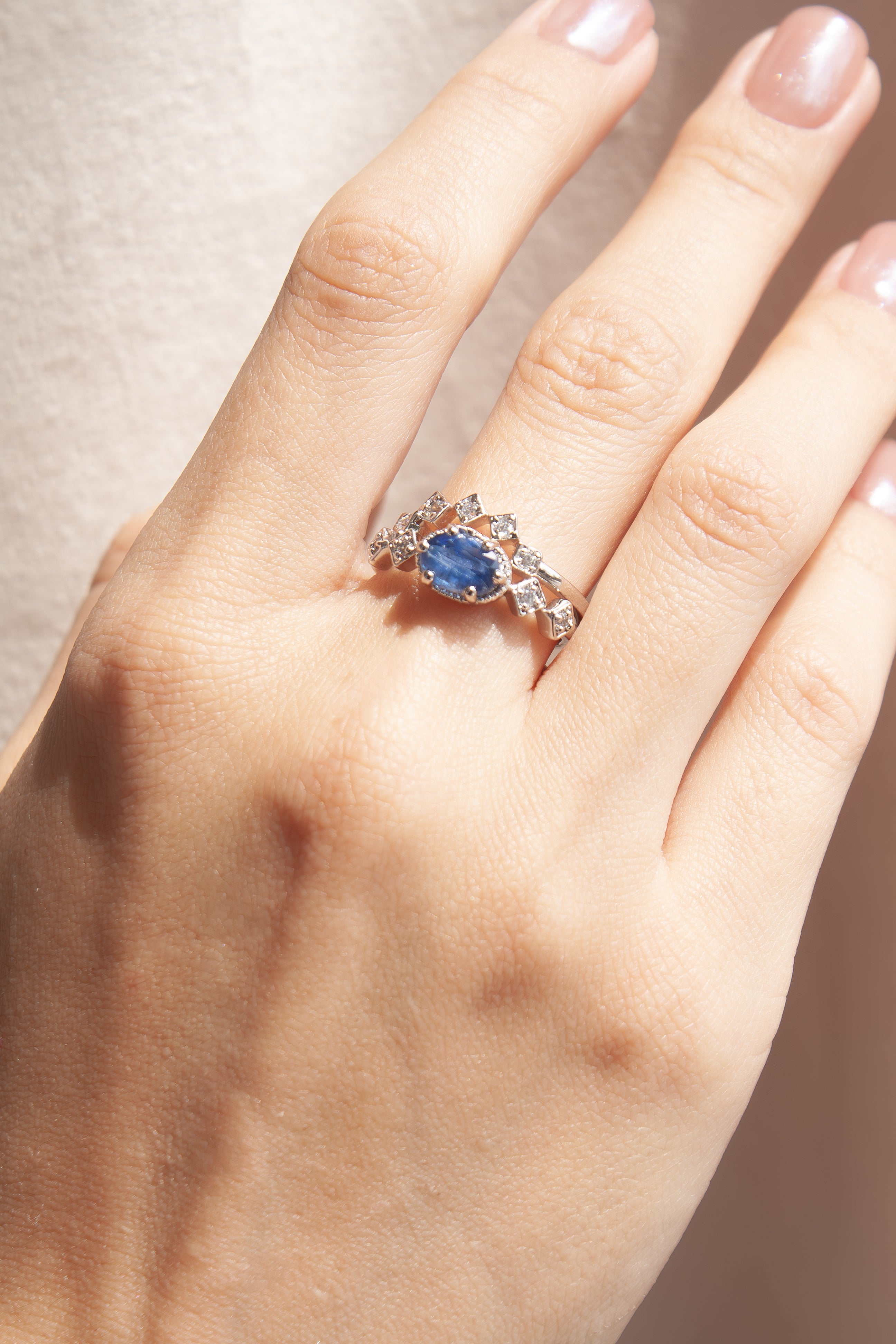 Anillo Nora con Cianita azul y cubierta en Rodio