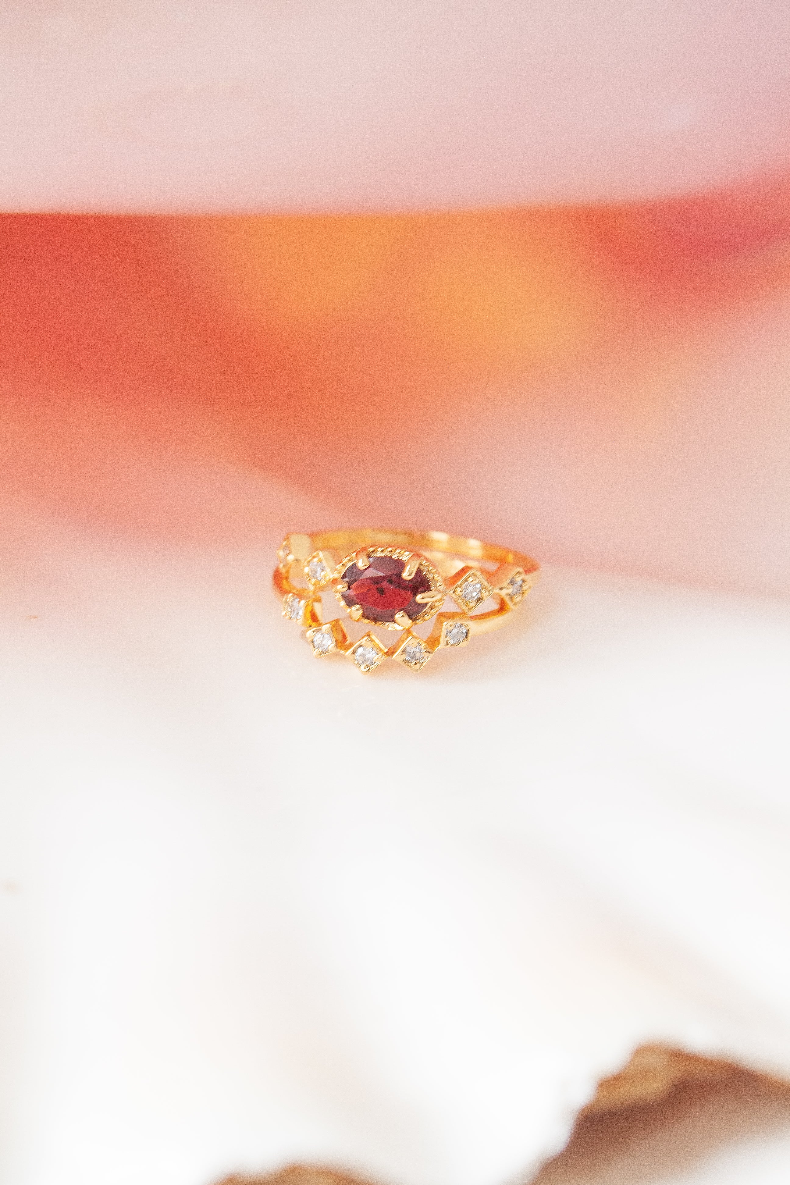Anillo Nora con Granate y cubierta en Oro