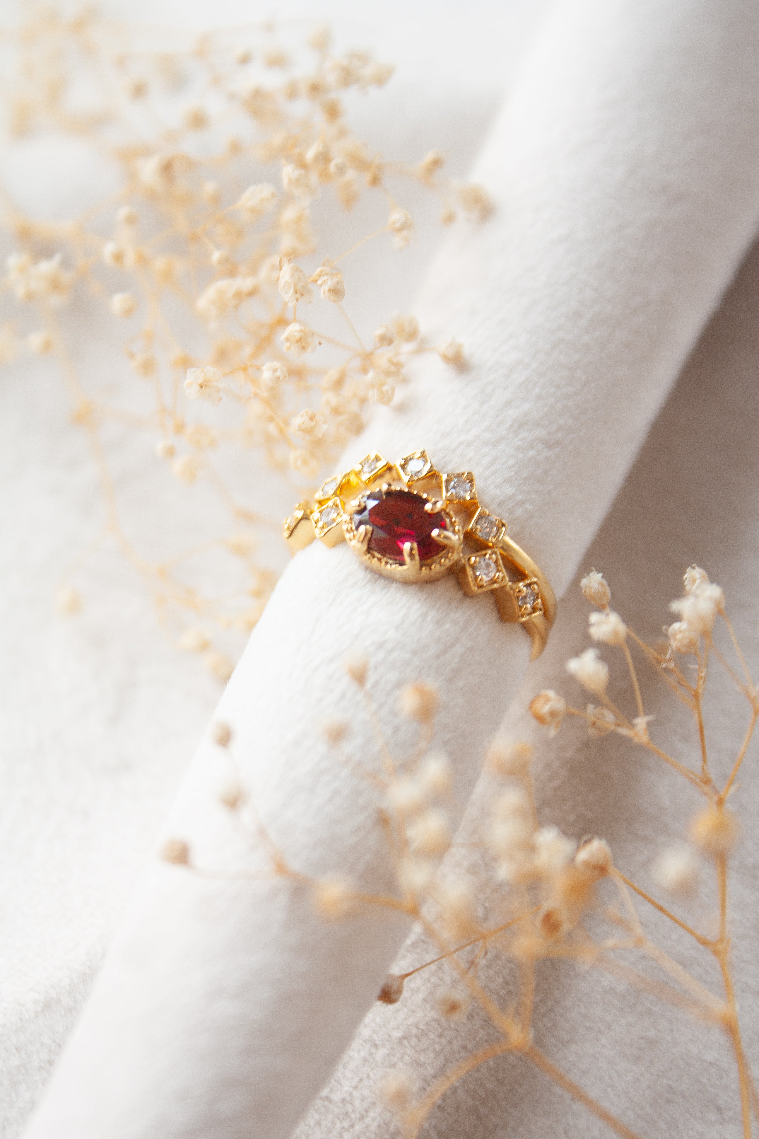 Anillo Nora con Granate y cubierta en Oro