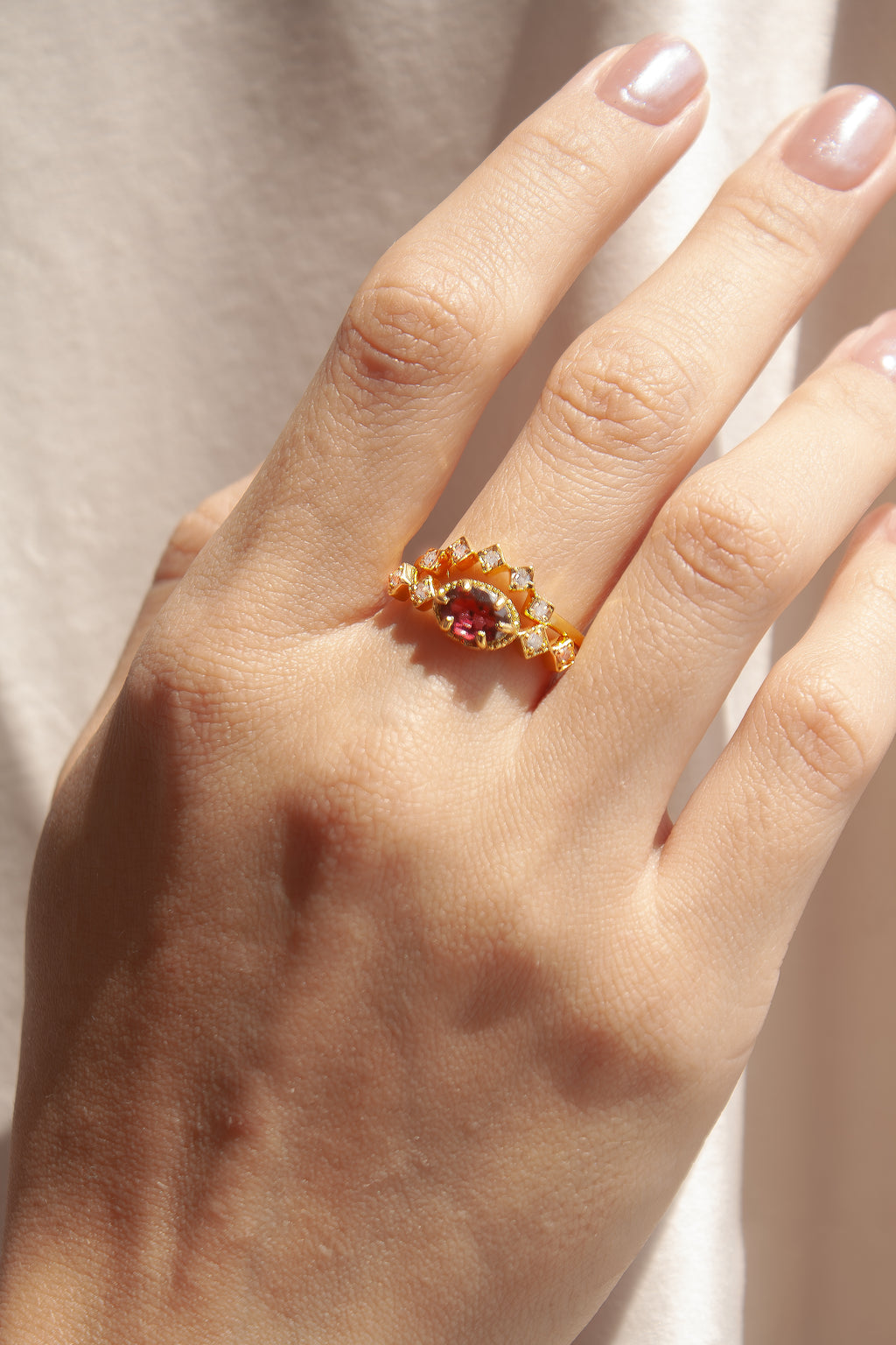 Anillo Nora con Granate y cubierta en Oro