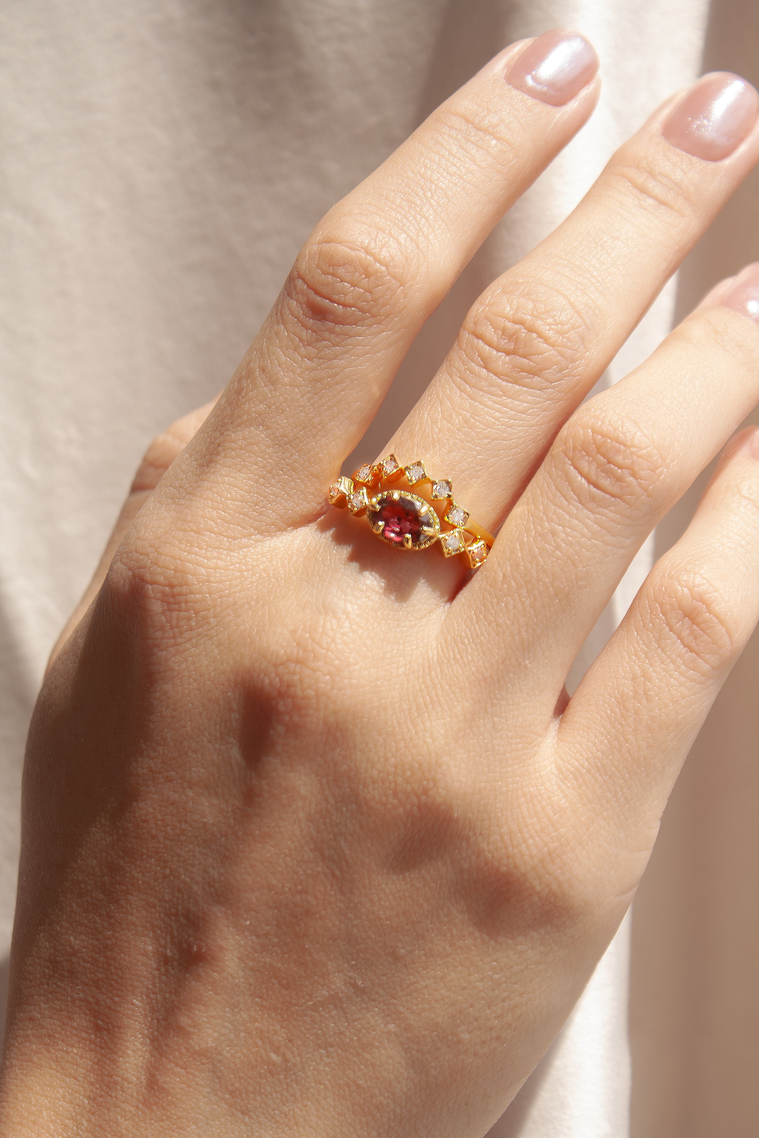 Anillo Nora con Granate y cubierta en Oro