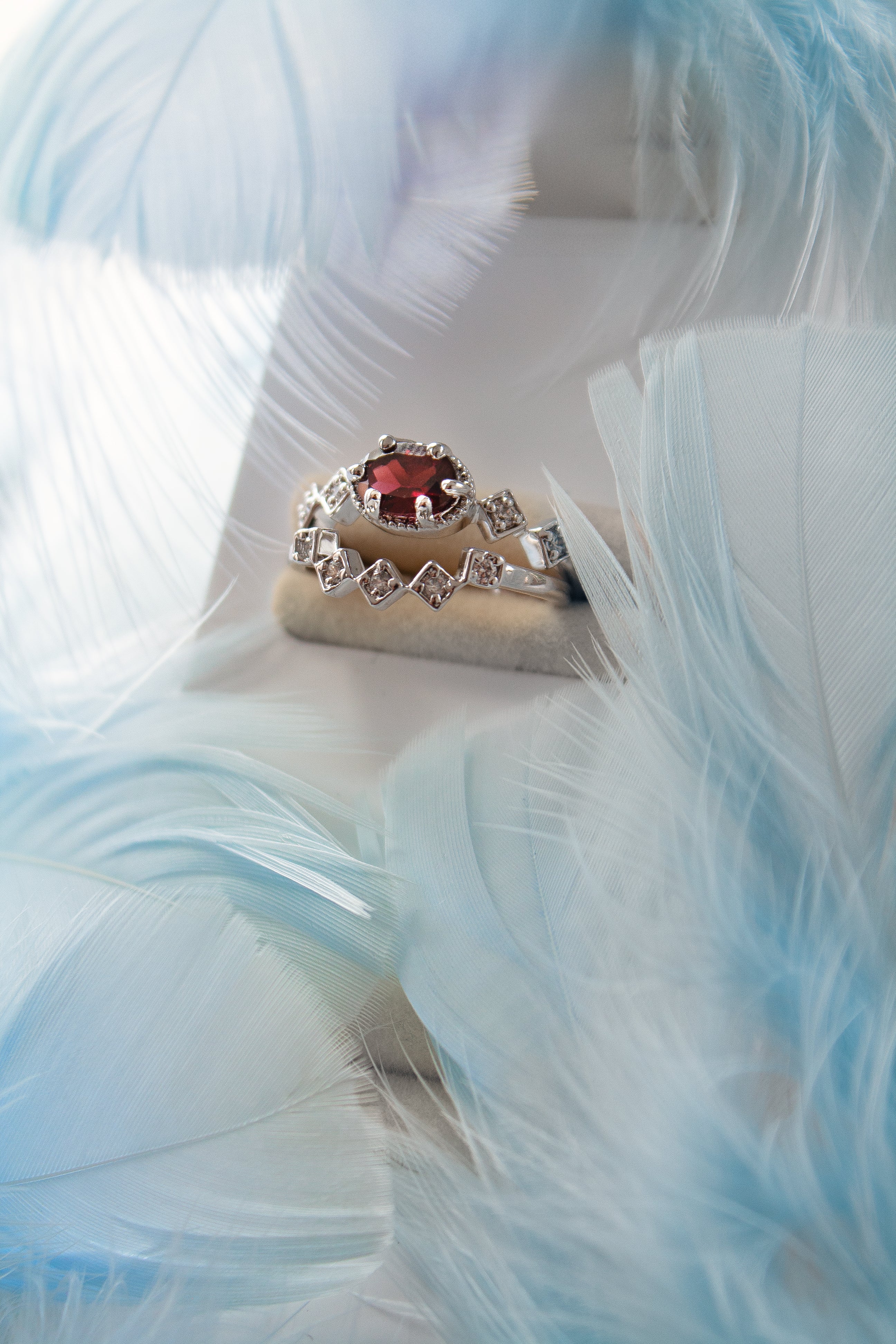 Anillo Nora con Granate y cubierta en Rodio