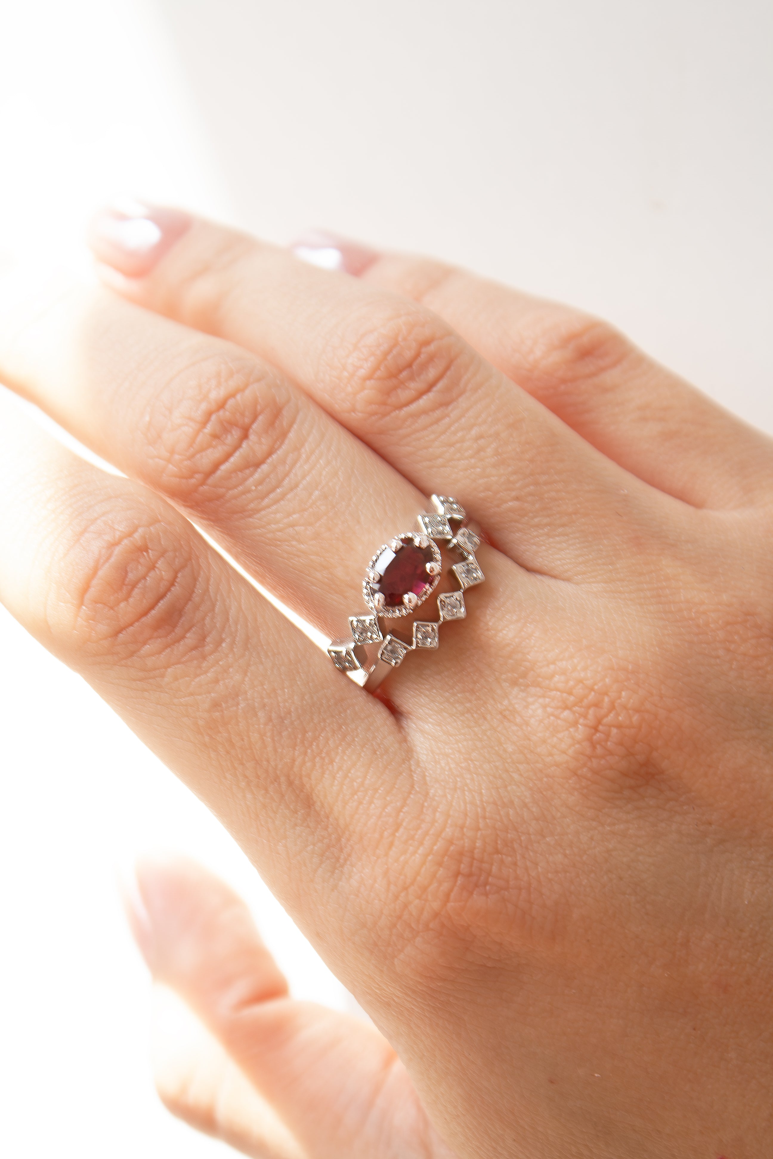 Anillo Nora con Granate y cubierta en Rodio