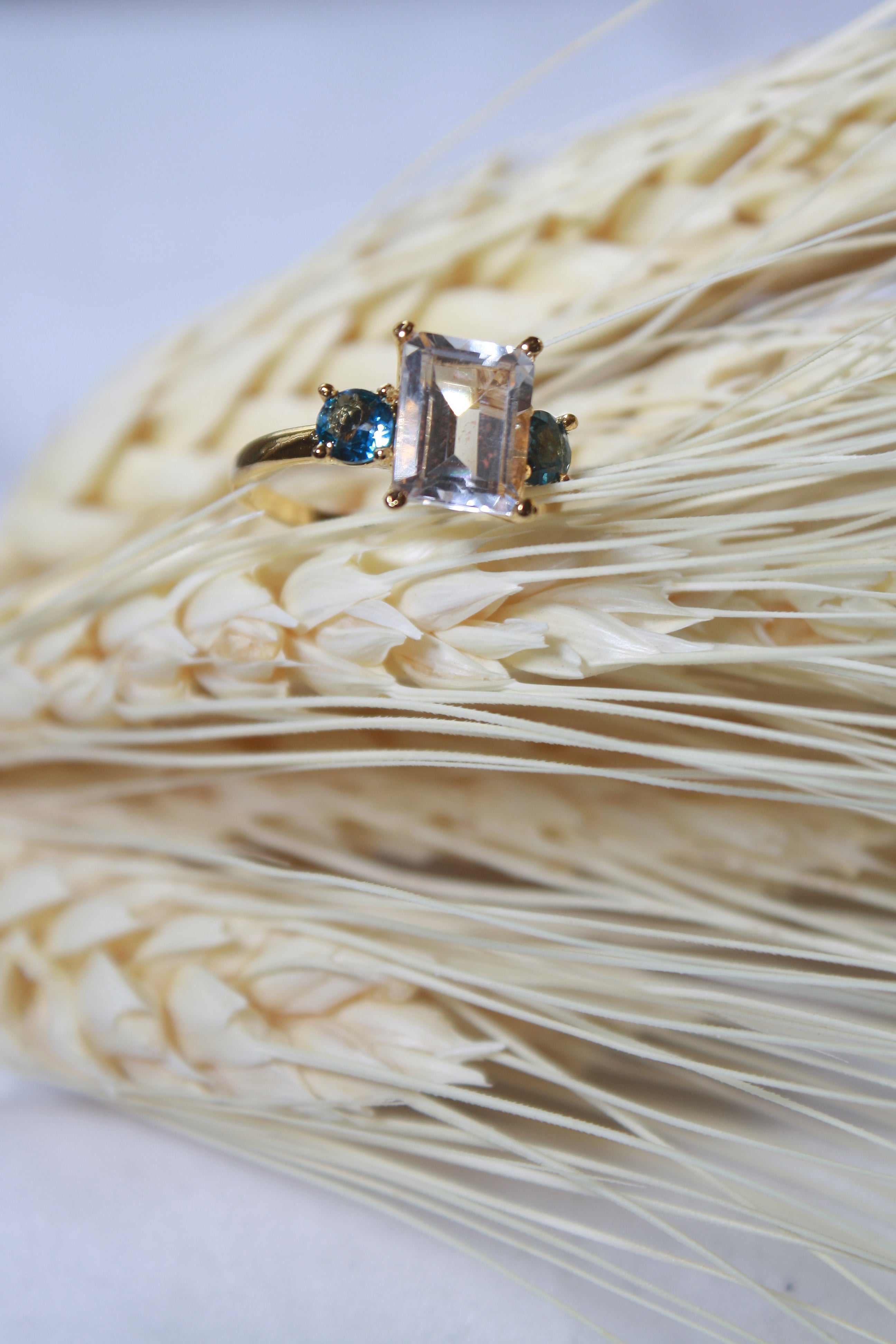 Anillo Uxia Cuarzo Blanco y Topacios cubierta en Oro
