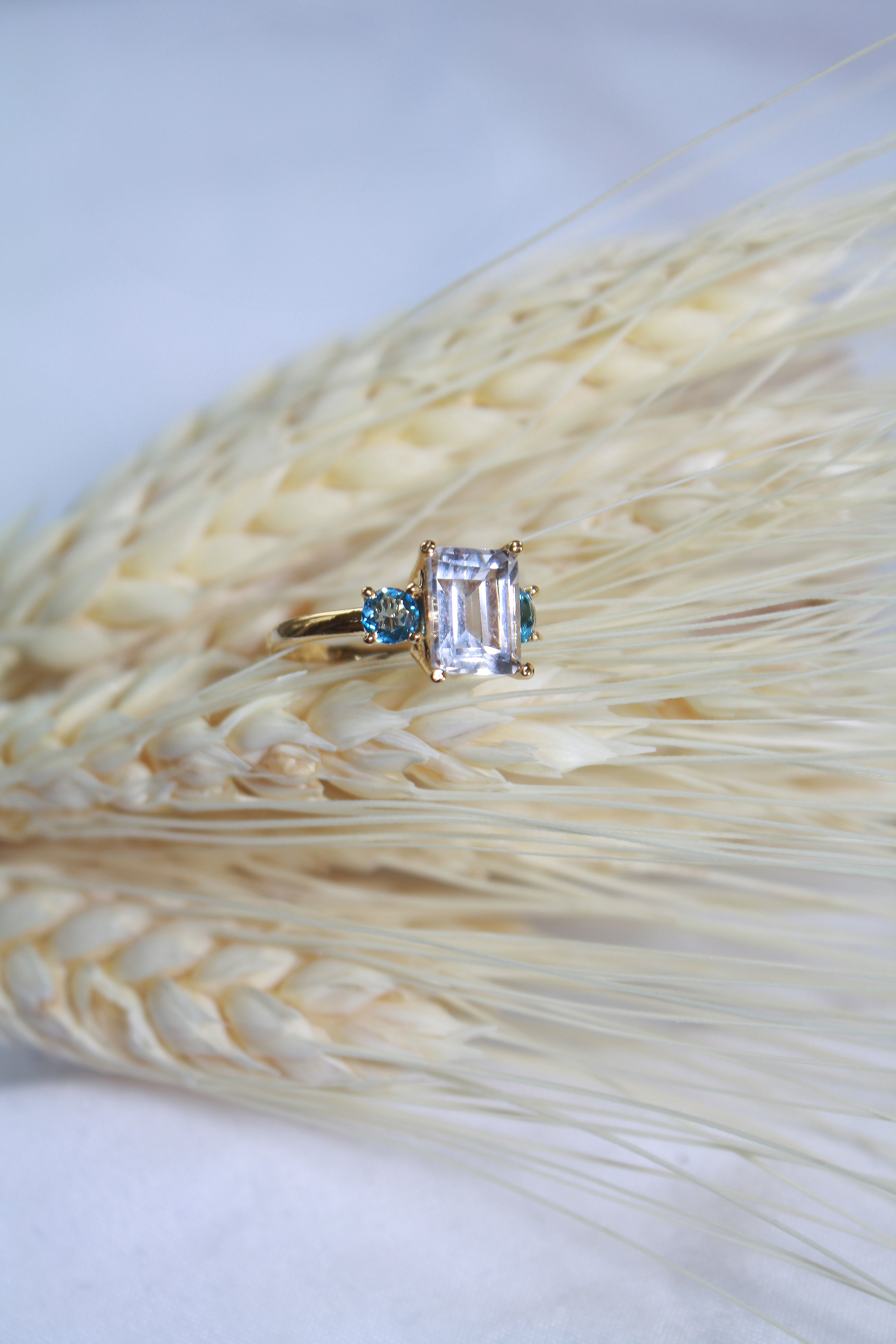 Anillo Uxia Cuarzo Blanco y Topacios cubierta en Oro