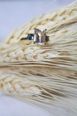 Anillo Uxia Cuarzo Blanco y Topacios cubierta en Oro