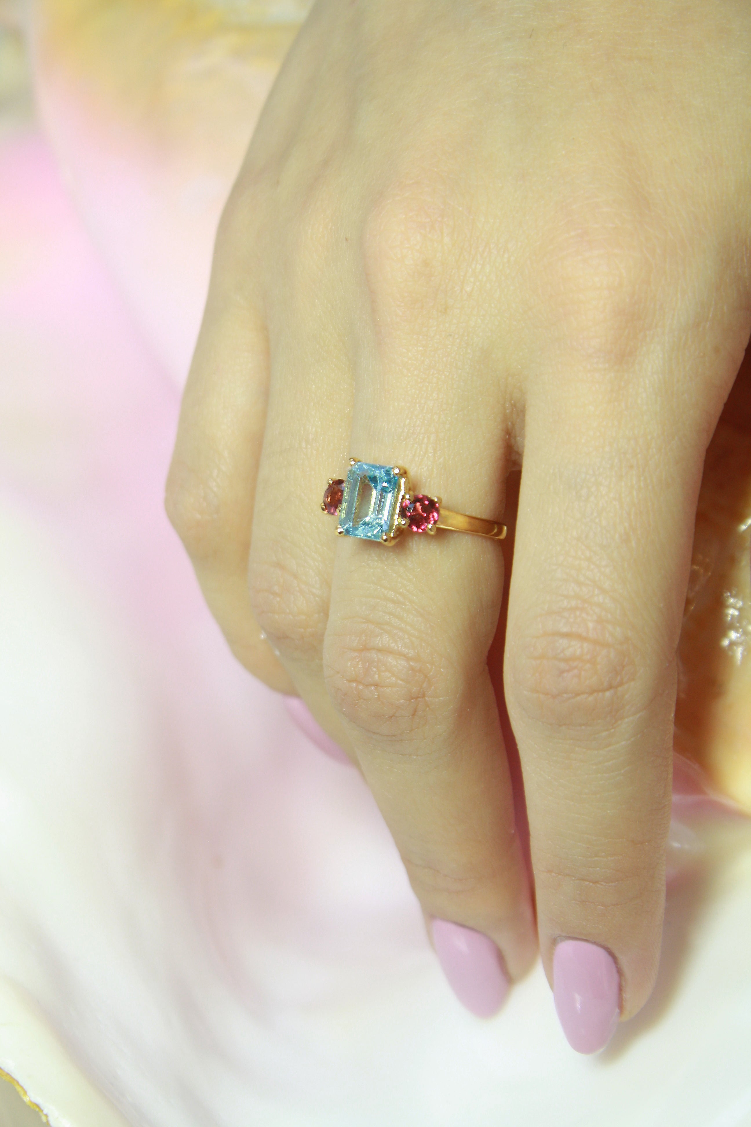 Anillo Uxia Topacio Azul y Granates cubierta en Oro