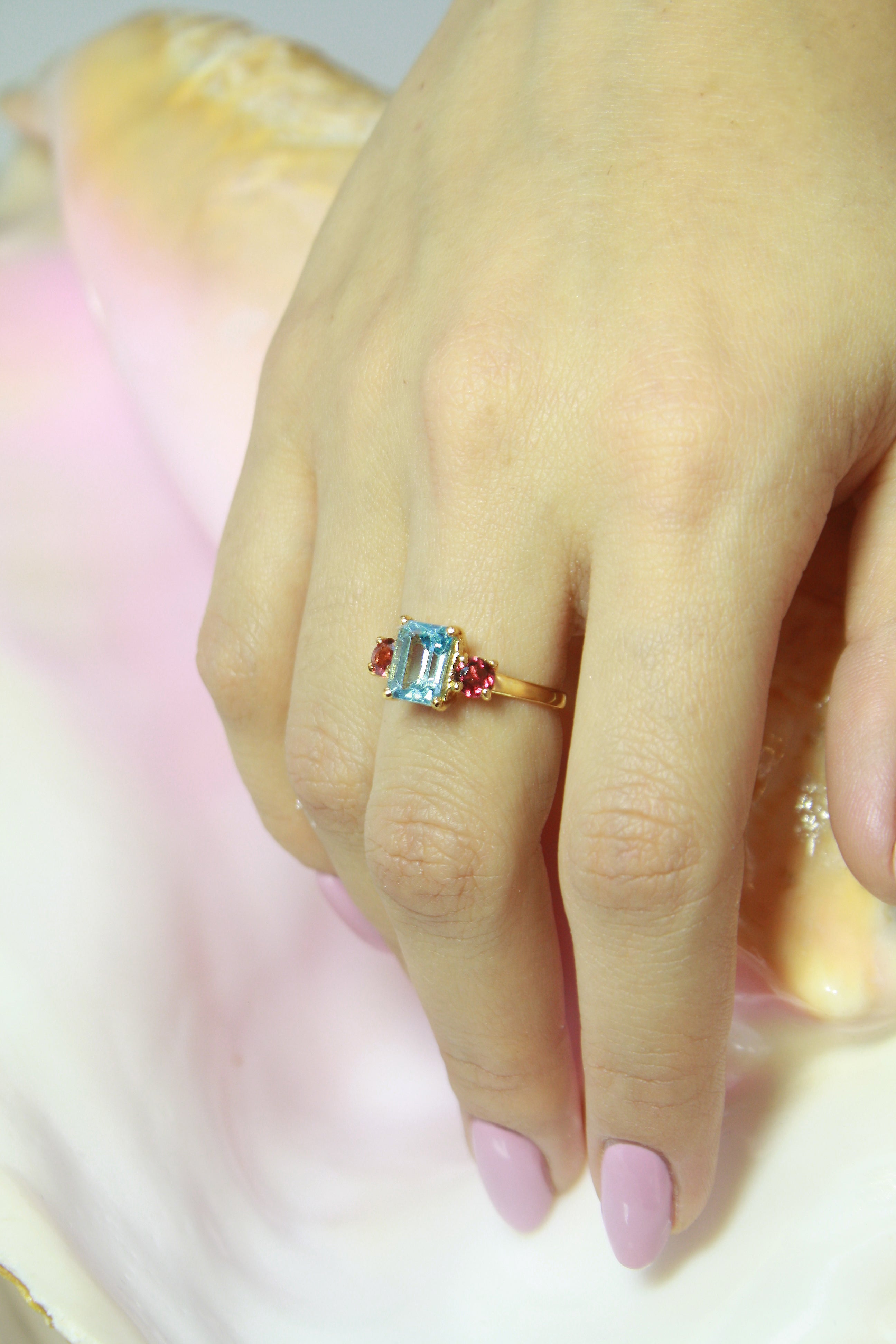 Anillo Uxia Topacio Azul y Granates cubierta en Oro
