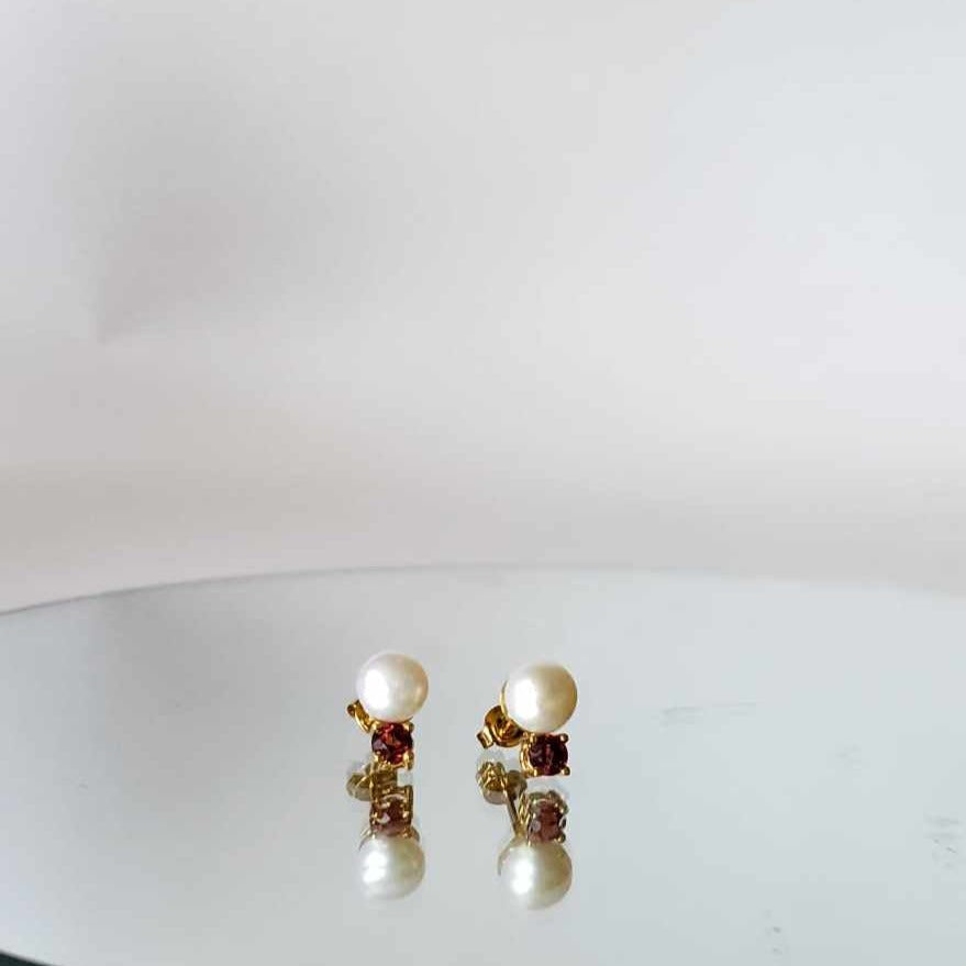 Aretes Mini con Granate y Perla Cultivada con cubierta en Oro
