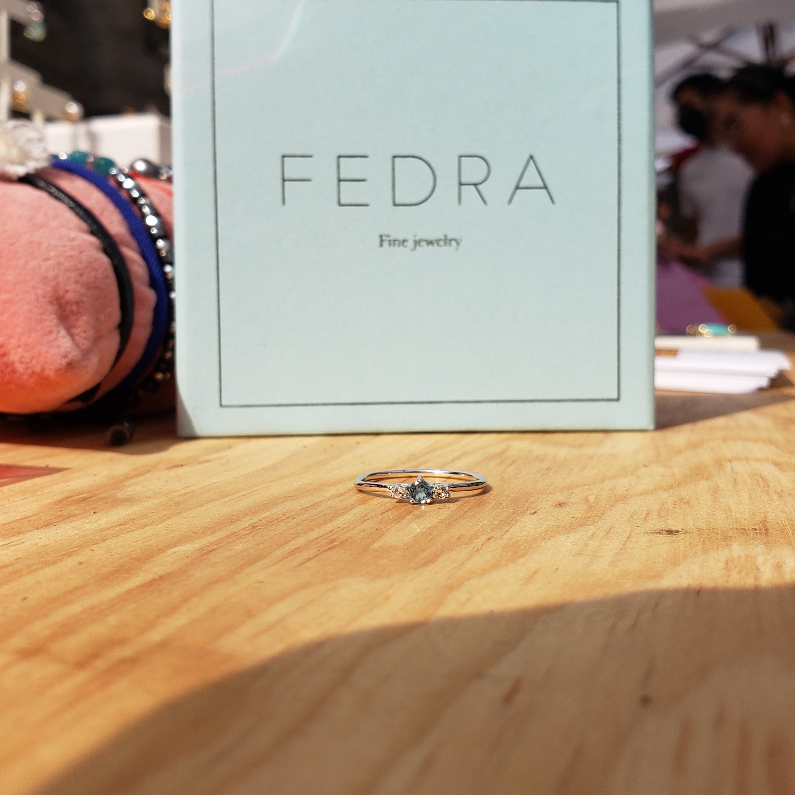 Anillo Diana con Topacio Azul y Cuarzos Blancos con cubierta en Rodio