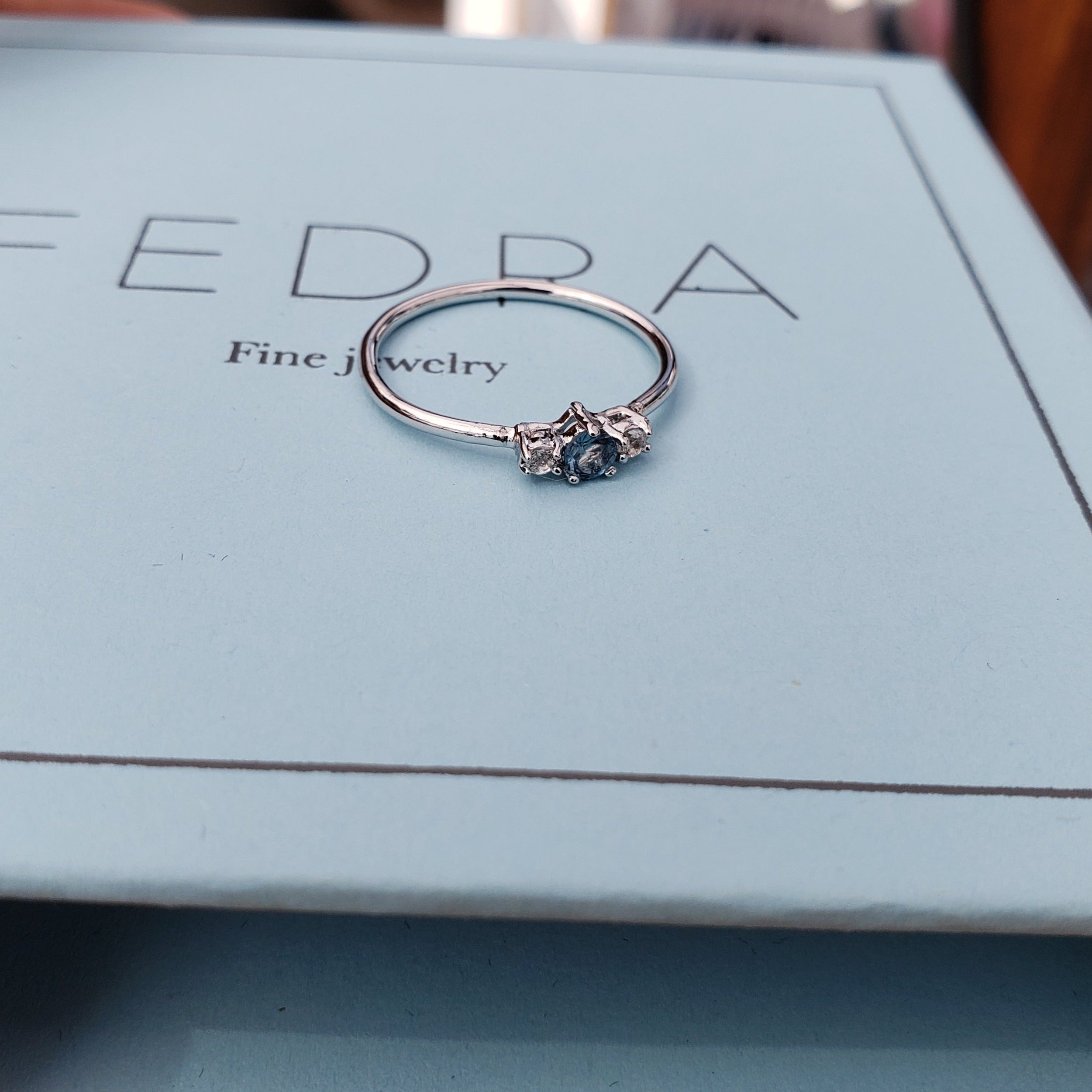 Anillo Diana con Topacio Azul y Cuarzos Blancos con cubierta en Rodio