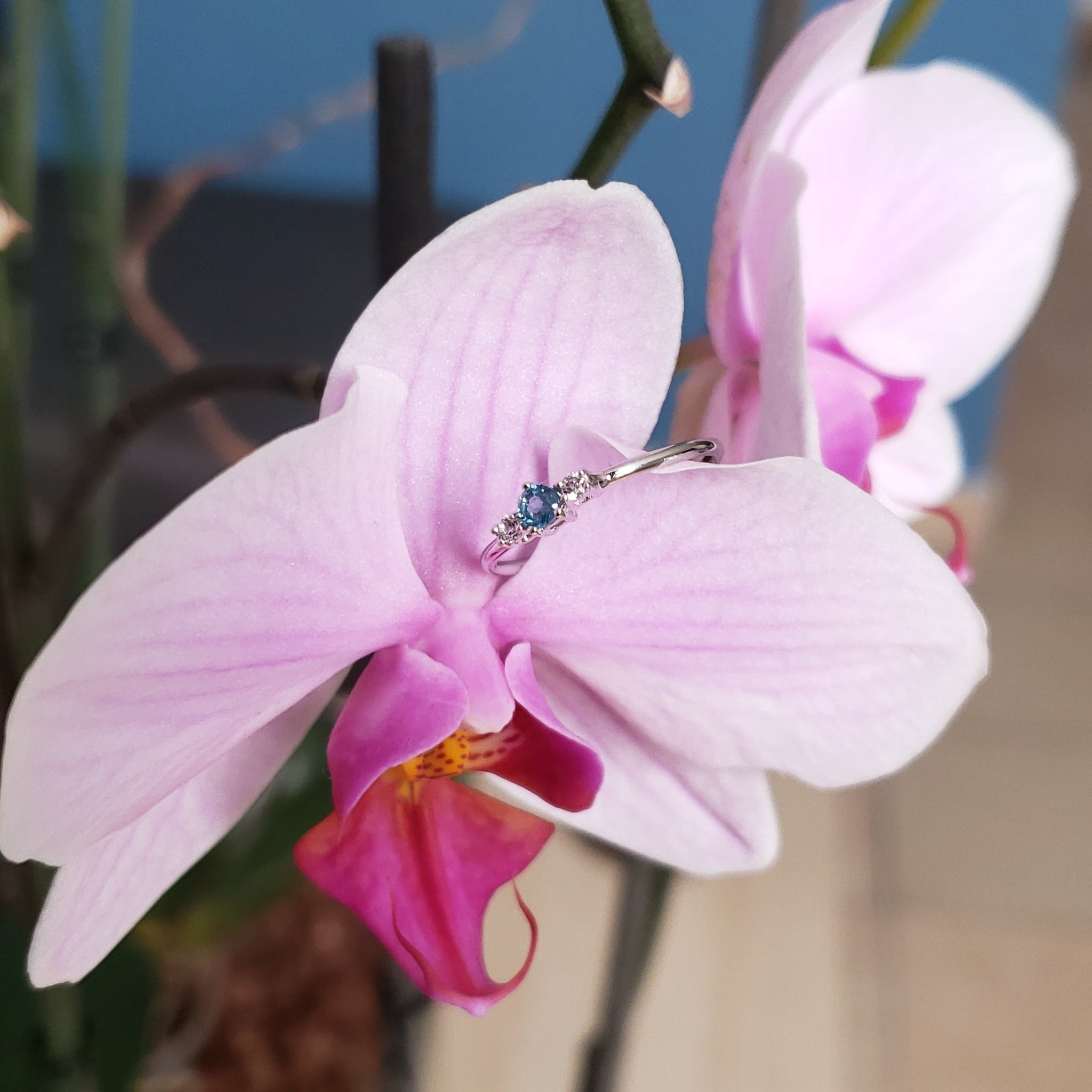 Anillo Diana con Topacio Azul y Cuarzos Blancos con cubierta en Rodio
