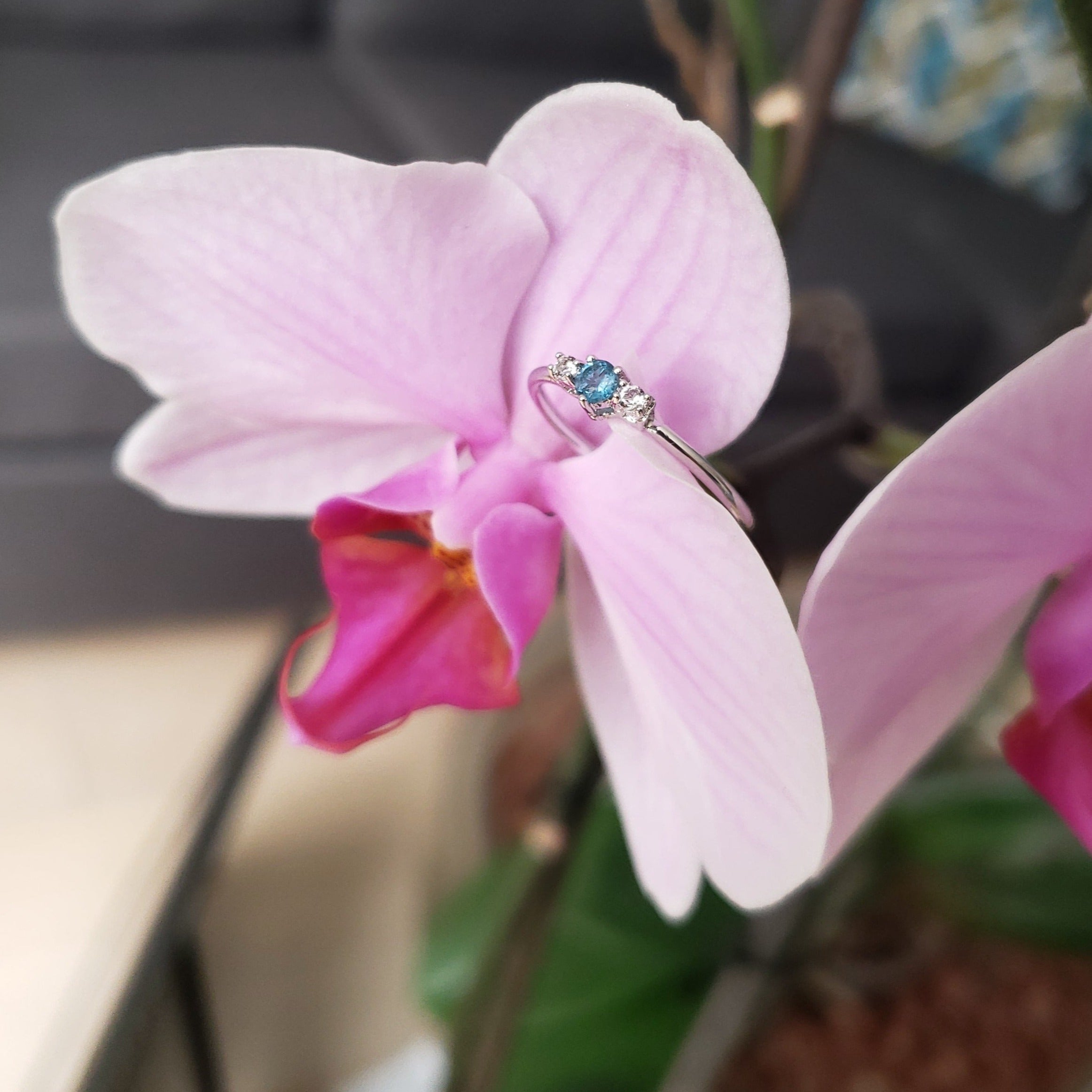 Anillo Diana con Topacio Azul y Cuarzos Blancos con cubierta en Rodio