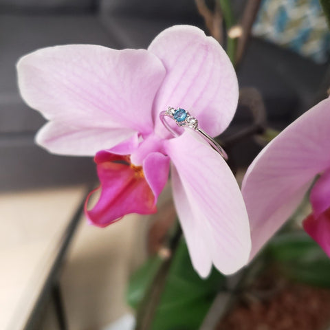 Anillo Diana con Topacio Azul y Cuarzos Blancos