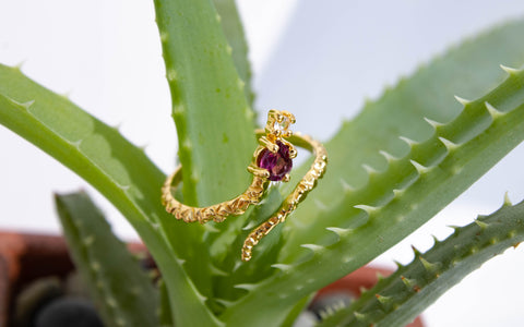 Anillo Frida con Rodolita roja y Cuarzo blanci