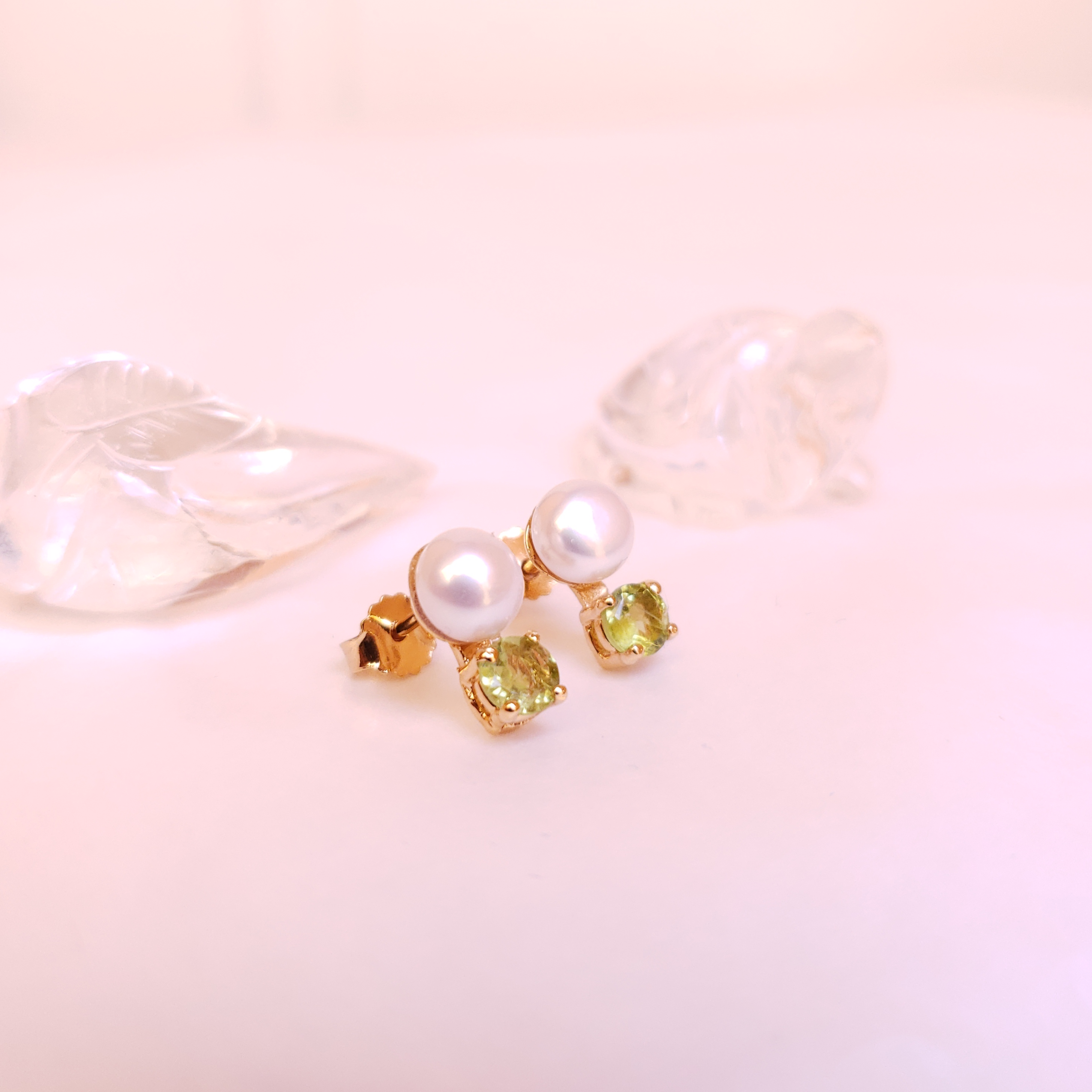 Aretes Mini con Peridoto y Perla cultivada con cubierta en Oro.