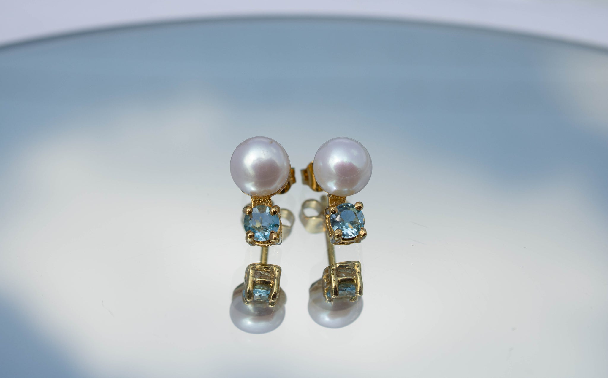 Aretes mini con topacios en corte redondo con perlas cultivadas
