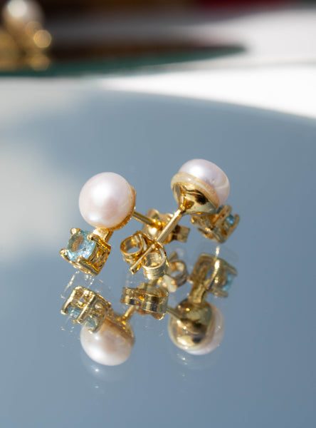 Aretes mini con topacios en corte redondo con perlas cultivadas