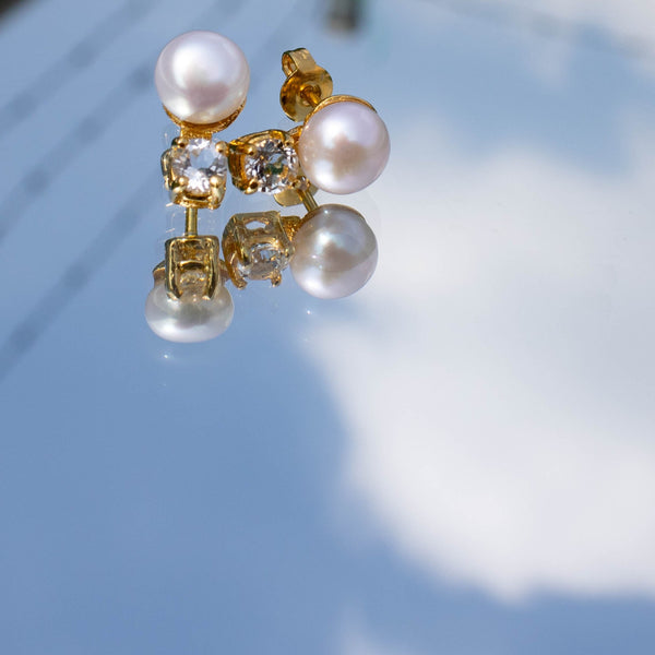 Aretes Mini con Cuarzo Blanco y Perla cultivada cubierta en Oro