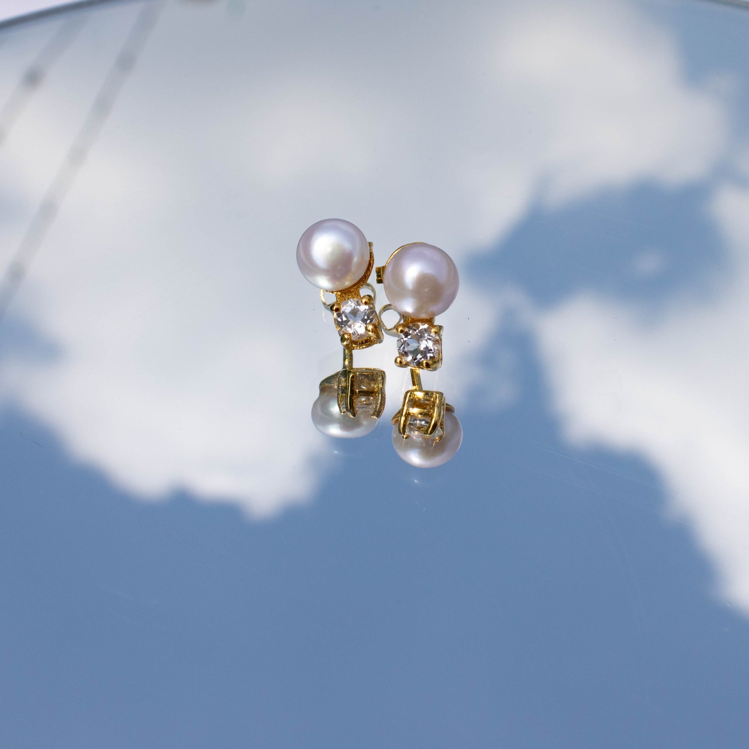 Aretes Mini con Cuarzo Blanco y Perla cultivada cubierta en Oro
