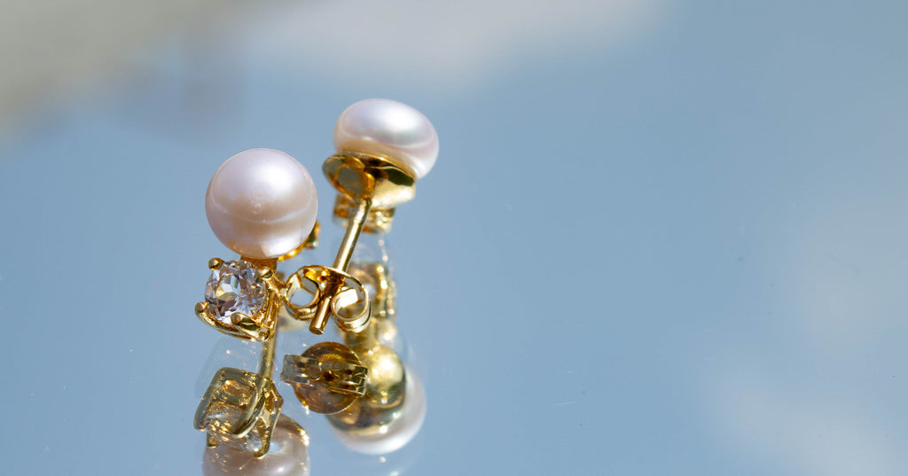 Aretes Mini con Cuarzo Blanco y Perla cultivada cubierta en Oro
