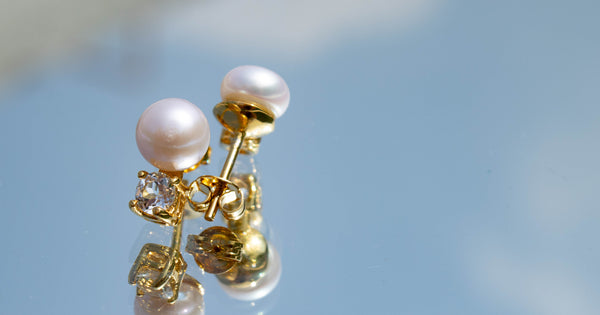 Aretes Mini con Cuarzo Blanco y Perla cultivada cubierta en Oro