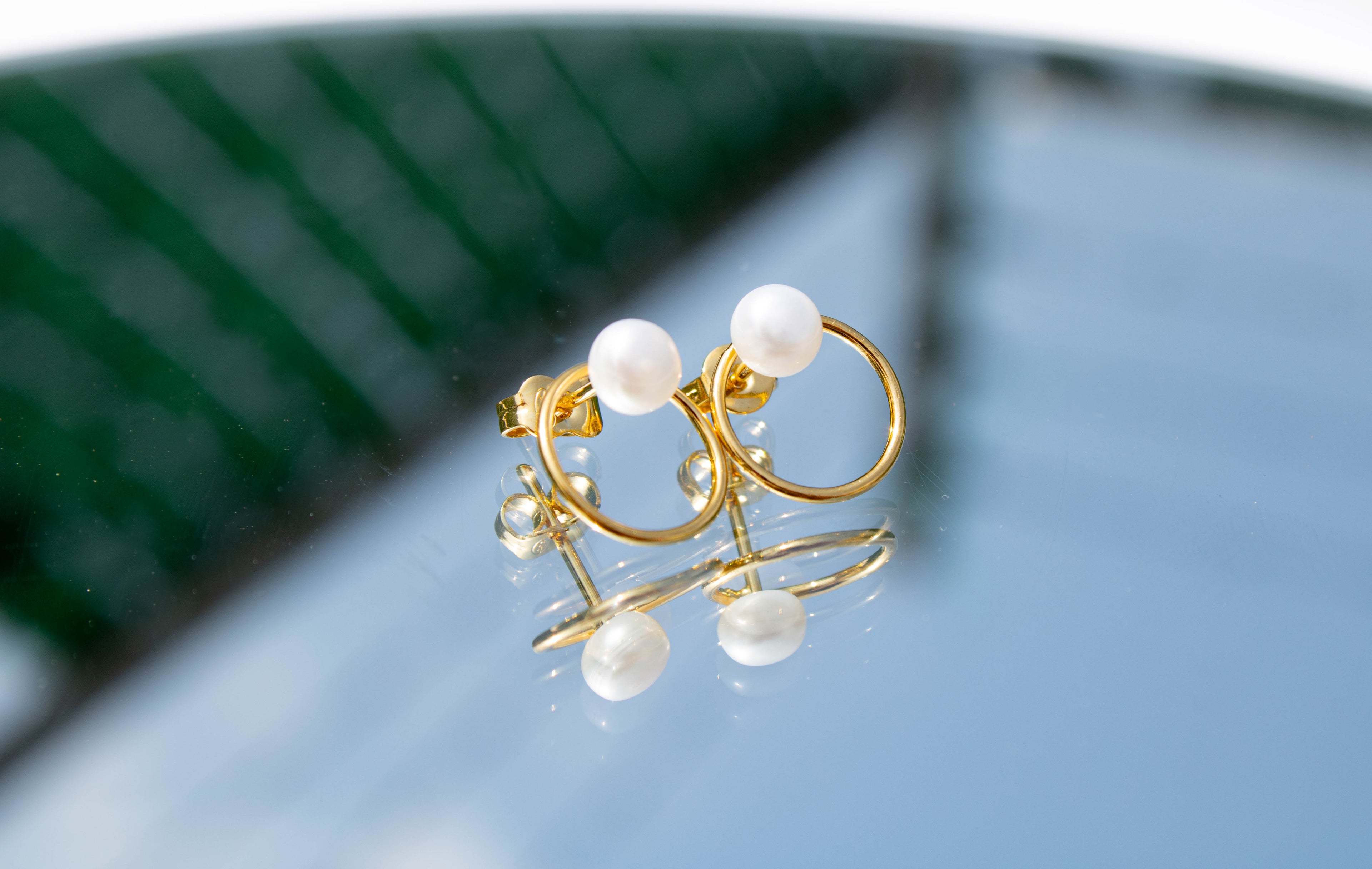 Aretes Demetria con Perla cubierta en Oro