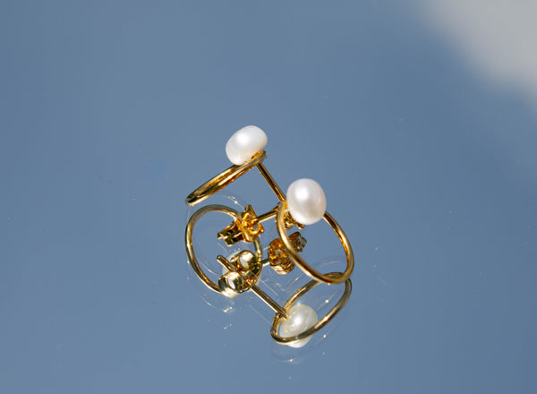 Aretes Demetria con Perla cubierta en Oro