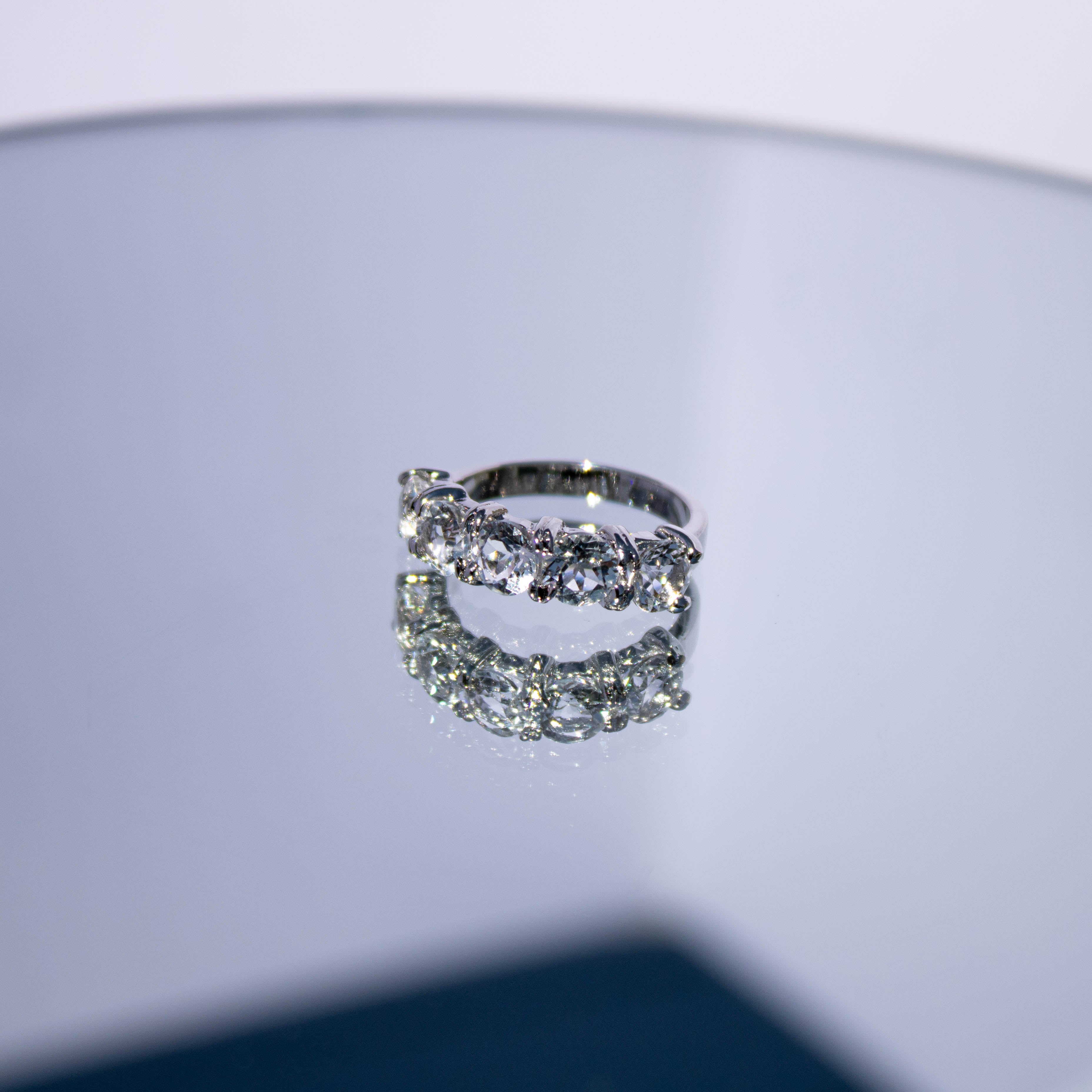 Anillo Elizabeth con Cuarzos Blancos