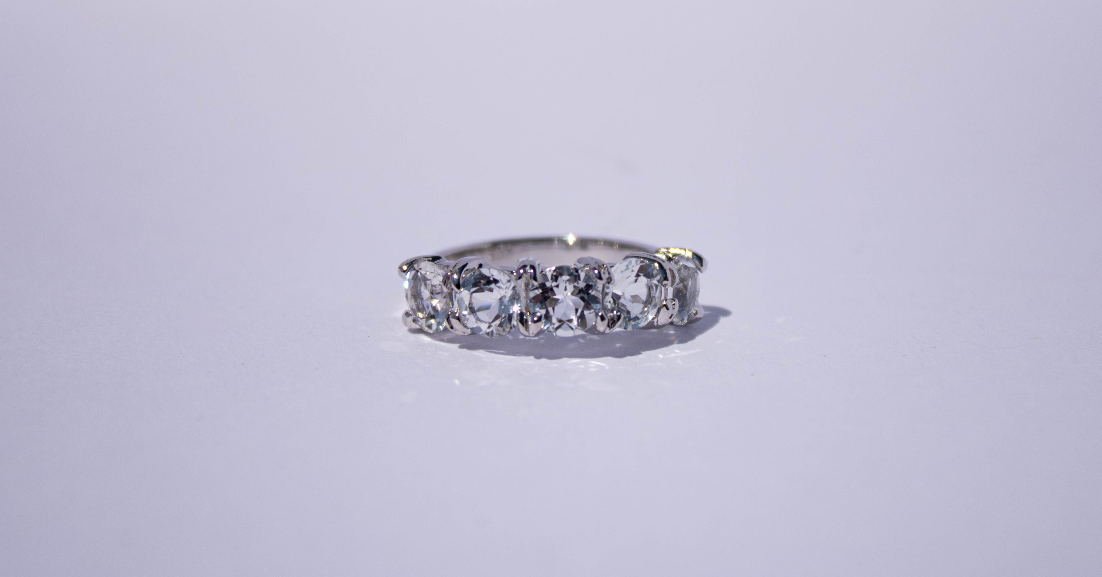 Anillo Elizabeth con Cuarzos Blancos
