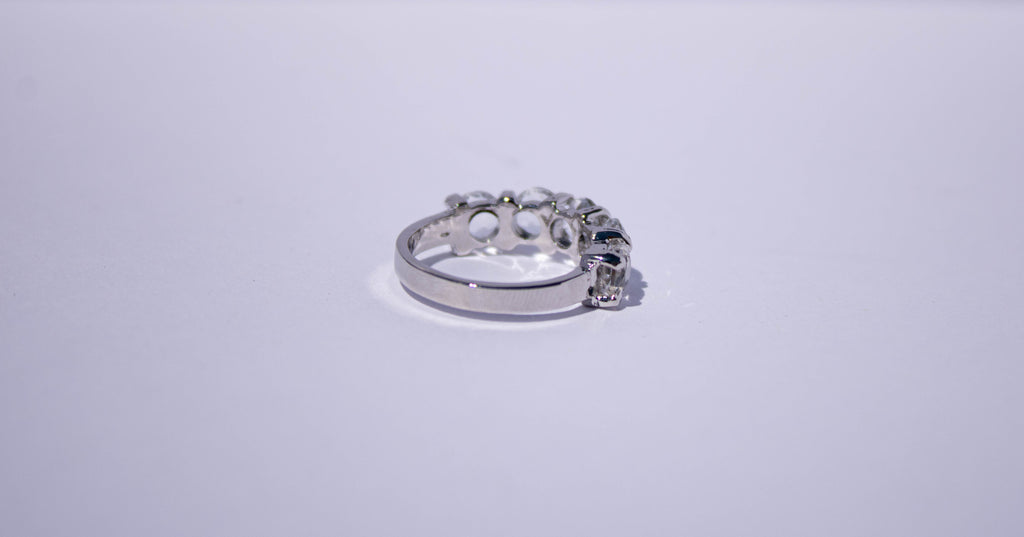 Anillo Elizabeth con Cuarzos Blancos