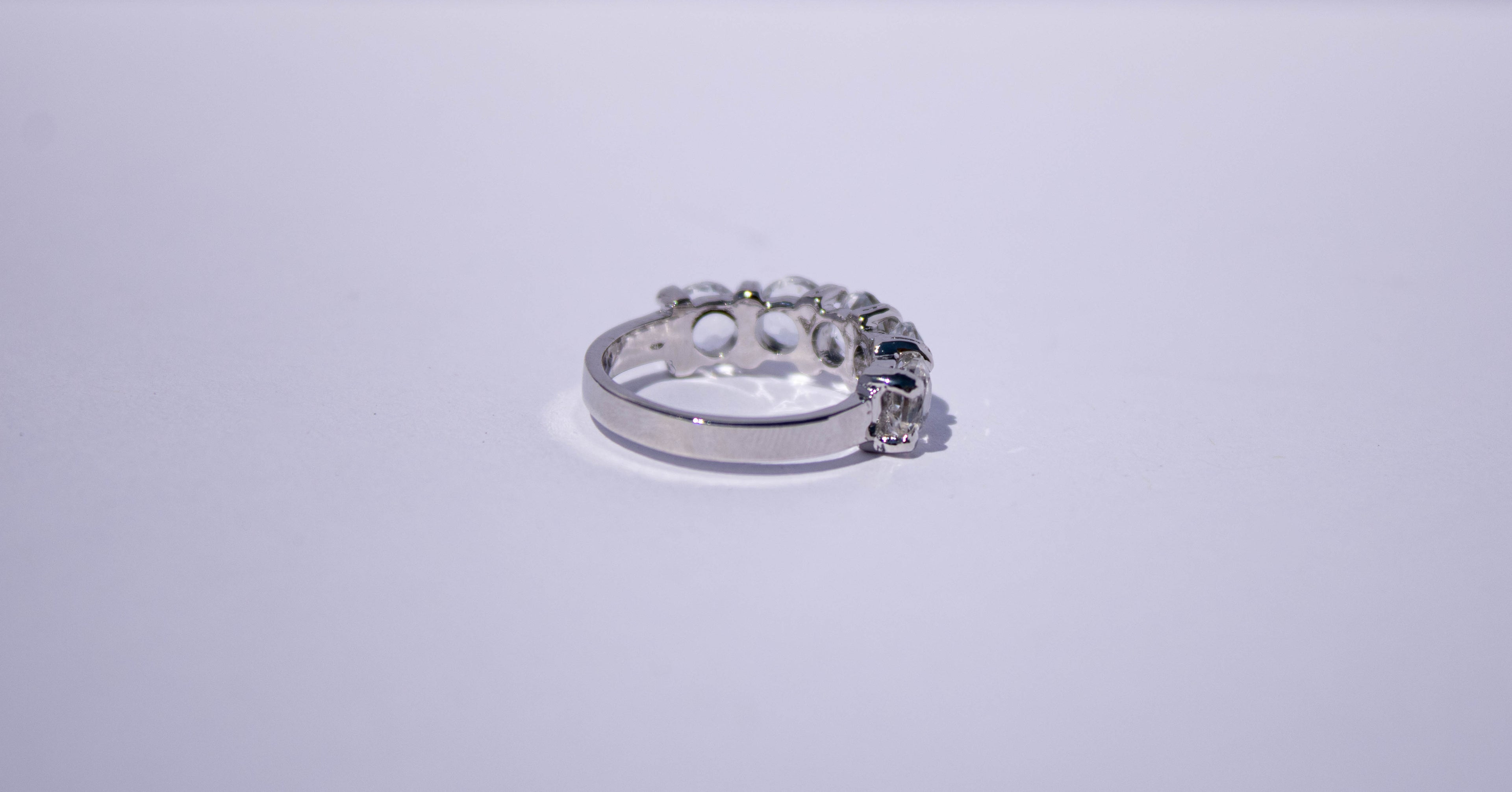Anillo Elizabeth con Cuarzos Blancos