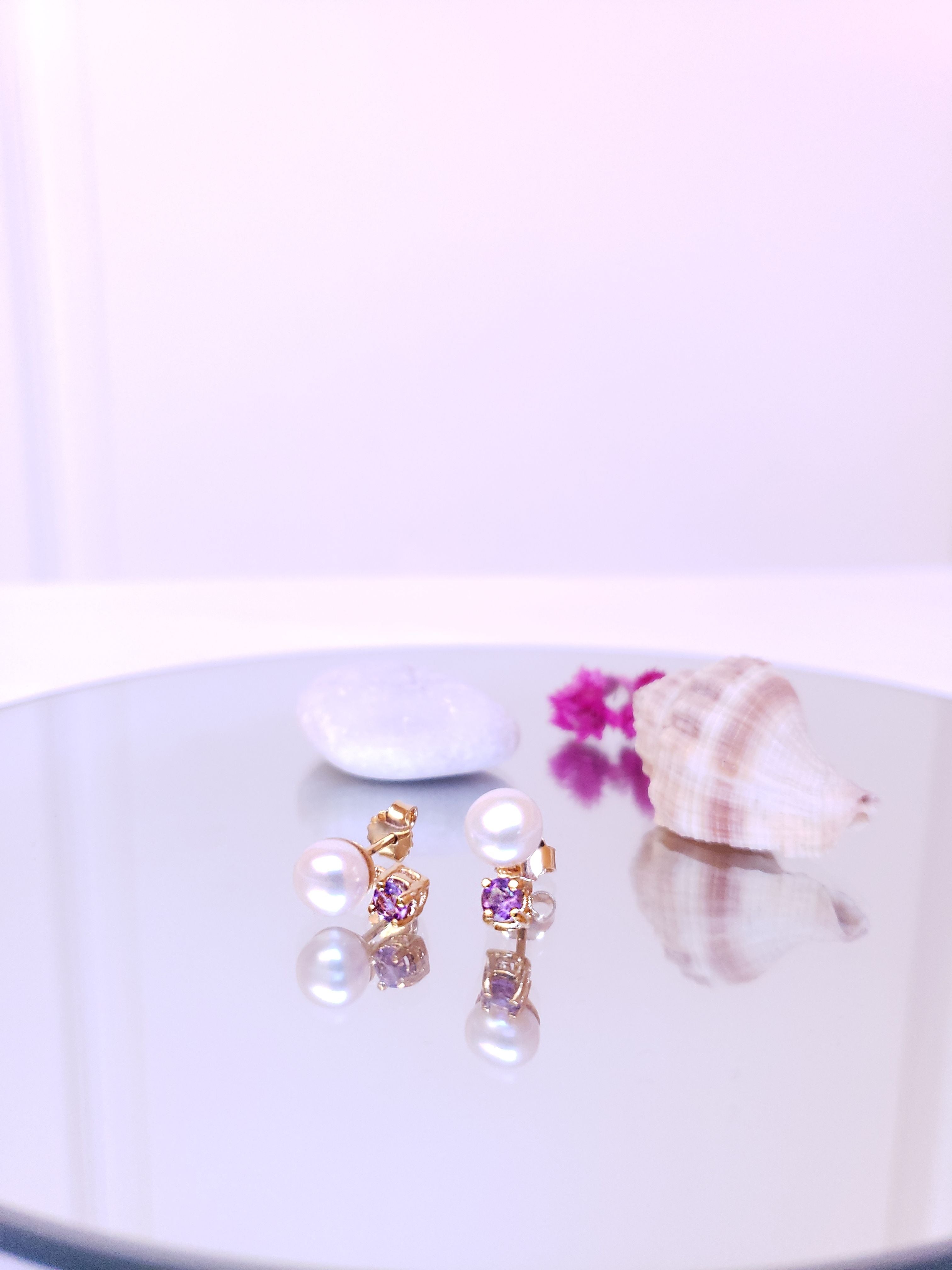 Aretes Mini con Amatista y Perla cultivada con cubierta en Oro