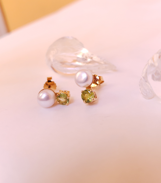 Aretes mini con peridotos en corte redondo con perla cultivada